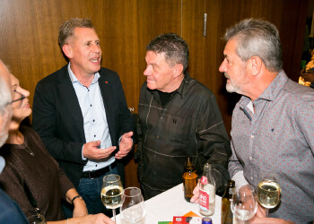 Fotos des AK Charity Kabaretts 2025. Auf den Fotos sind Gäste, Kabarettisten, CliniClowns und AK Präsident Bernhard Heinzle.