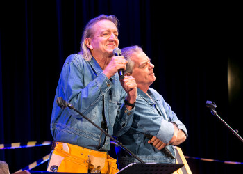 Fotos des AK Charity Kabaretts 2025. Auf den Fotos sind Gäste, Kabarettisten, CliniClowns und AK Präsident Bernhard Heinzle.