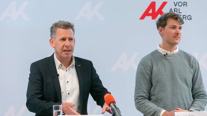 AK Präsident Bernhard Heinzle und AK Ökonom Dominic Götz stellten das AK Standort-Rating 2025 vor. © Dietmar Mathis AK Präsident Bernhard Heinzle und AK Ökonom Dominic Götz