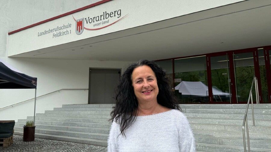 Dr. Barbara Bergmeister-Keckeis vor der LBS Feldkirch © AK LBS Feldkirch Schulgebäude – Modellschule für Bildungsinnovation
