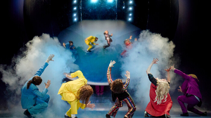 Mit dem AK Theater-Abo zahlen AK Mitglieder je nach Kategorie nur zwischen 75 und 125 Euro – für insgesamt acht Aufführungen! Und das Vorarlberger Landestheater weiß sich in Szene zu setzen: Hier ein Ausschnitt aus Amphitryon nach Heinrich von Kleist.