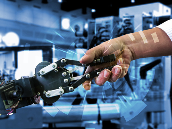 Handshake mit Roboterarm © zapp2photo, stock.adobe.com Handshake mit Roboterarm © zapp2photo, stock.adobe.com
