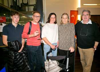 Fotos des AK Charity Kabaretts 2025. Auf den Fotos sind Gäste, Kabarettisten, CliniClowns und AK Präsident Bernhard Heinzle.