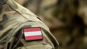 Soldat mit österreichischem Hoheitsabzeichen