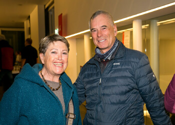 Fotos des AK Charity Kabaretts 2025. Auf den Fotos sind Gäste, Kabarettisten, CliniClowns und AK Präsident Bernhard Heinzle.