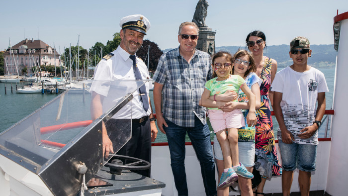 AK-Präsident und Schiffskapitän genießen die Ausfahrt mit Menschen mit Handicap auf dem Schiff © Lisa Mathis, Mathis Fotografie