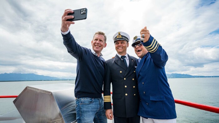 Die AK Schifffahrt für Menschen mit Behinderung steht für Begegnung, Teilhabe und gesellschaftlichen Zusammenhalt. © AK AK Präsident Bernhard Heinzle, der Kapitän der MS Vorarlberg und ein Gast der AK Schifffahrt für Menschen mit Behinderung.