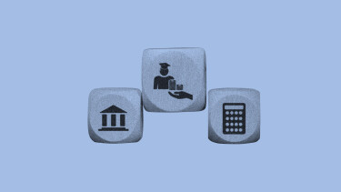 Drei Würfel mit Abbilundungen von einem Taschenrechner, Geldinstitut und Geld 