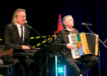 Fotos des AK Charity Kabaretts 2025. Auf den Fotos sind Gäste, Kabarettisten, CliniClowns und AK Präsident Bernhard Heinzle.