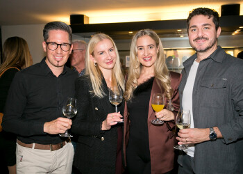 Fotos des AK Charity Kabaretts 2025. Auf den Fotos sind Gäste, Kabarettisten, CliniClowns und AK Präsident Bernhard Heinzle.