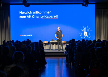 Fotos des AK Charity Kabaretts 2025. Die Fotos zeigen Gäste im Saal sowie Kabarettisten, CliniClowns und AK Präsident Bernhard Heinzle auf der Bühne.