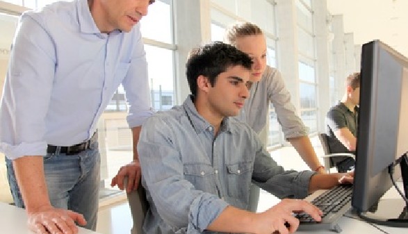 Junger Mann wird am Computer eingeschult © goodluz, Fotolia Junger Mann wird am Computer eingeschult © goodluz, Fotolia