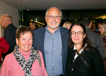 Fotos des AK Charity Kabaretts 2025. Auf den Fotos sind Gäste, Kabarettisten, CliniClowns und AK Präsident Bernhard Heinzle.