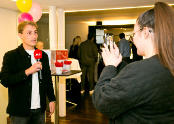 Fotos des AK Charity Kabaretts 2025. Auf den Fotos sind Gäste, Kabarettisten, CliniClowns und AK Präsident Bernhard Heinzle.