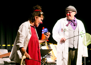 Fotos des AK Charity Kabaretts 2025. Auf den Fotos sind Gäste, Kabarettisten, CliniClowns und AK Präsident Bernhard Heinzle.