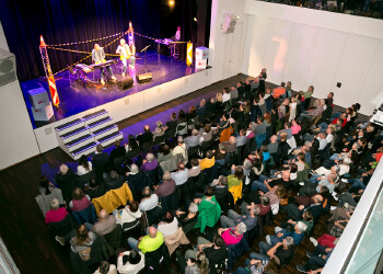 Fotos des AK Charity Kabaretts 2025. Auf den Fotos sind Gäste, Kabarettisten, CliniClowns und AK Präsident Bernhard Heinzle.