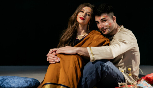 Zwei Personen umarmen sich sitzend