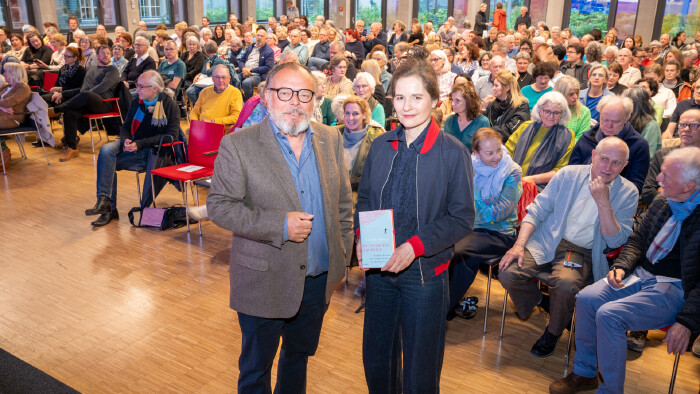 Natalie Knapp war zu Gast bei Thomas Matt in der AK Reihe „Wissen fürs Leben“: „Eine Kultur des Verzeihens ist tatsächlich so etwas wie die notwendige Fehlerkultur eines kreativen Universums“, sagt sie. „Sich daran zu beteiligen ist eigentlich immer eine sinnstiftende Geschichte.“