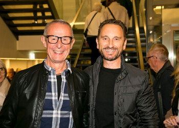 Fotos des AK Charity Kabaretts 2025. Auf den Fotos sind Gäste, Kabarettisten, CliniClowns und AK Präsident Bernhard Heinzle.