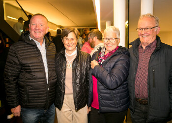 Fotos des AK Charity Kabaretts 2025. Auf den Fotos sind Gäste, Kabarettisten, CliniClowns und AK Präsident Bernhard Heinzle.