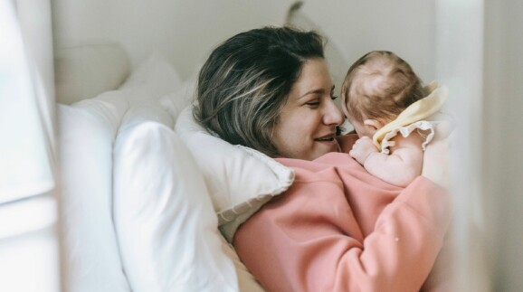 Welche Grenzg&auml;nger:innen bekommen Kinderbetreuungsgeld? Die AK kl&auml;rt auf.