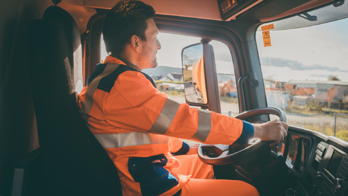 Was sollen Menschen systemkritischen Berufen verdienen © Kzenon, stock.adobe.com LKW-Fahrer in oranger Kleidung © Kzenon, stock.adobe.com