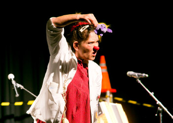 Fotos des AK Charity Kabaretts 2025. Auf den Fotos sind Gäste, Kabarettisten, CliniClowns und AK Präsident Bernhard Heinzle.