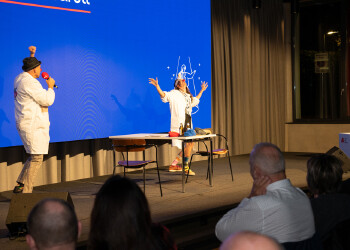 Fotos des AK Charity Kabaretts 2025. Die Fotos zeigen Gäste im Saal sowie Kabarettisten, CliniClowns und AK Präsident Bernhard Heinzle auf der Bühne.