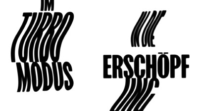 Schwarze Typografie auf wei&szlig;em Hintergrund mit dem Schriftzug &bdquo;IM TURBO MODUS IN DIE ERSCH&Ouml;PFUNG&ldquo;. Die W&ouml;rter &bdquo;TURBO&ldquo;, &bdquo;IN DIE&ldquo; und &bdquo;UNG&ldquo; sind optisch st&auml;rkstens verzerrt und geschwungen dargestellt, um den Eindruck von Bewegung oder &Uuml;berforderung zu vermitteln.