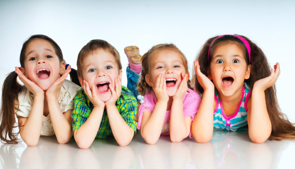 Vier Kinder auf Ellbogen gestützt © GeKaSkr, depositphotos Vier Kinder stützen sich auf ihre Ellbogen © GeKaSkr, depositphotos