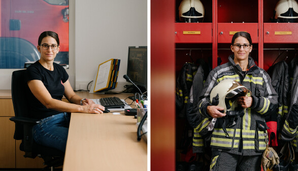 Zwei nebeneinanderstehende Fotos zeigen dieselbe Frau mit Brille und dunklem, streng zur&uuml;ckgebundenem Haar in zwei unterschiedlichen Rollen.  Linkes Bild: Sie sitzt l&auml;chelnd an einem hellen Schreibtisch im B&uuml;ro, tr&auml;gt ein einfaches schwarzes T-Shirt sowie Jeans und hat die Hand an einer Computer-Maus. Durch ein Fenster im Hintergrund ist vage ein rotes Einsatzfahrzeug zu erkennen.  Rechtes Bild: Sie steht im selben Look, aber in voller Feuerwehr-Einsatzkleidung (schwarz-gelb gestreifte Brandschutzjacke) vor roten Spinden in einer Garderobe. In den H&auml;nden h&auml;lt sie einen Feuerwehrhelm mit Visier; &uuml;ber ihr im Spind sind weitere Helme aufgereiht.