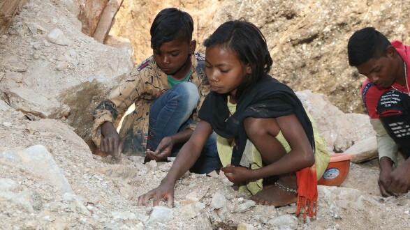 In Indien und Madagaskar schürfen rund 30.000 Mädchen und Jungen unter härtesten Bedingungen das Mineral Mica. © terre des hommes Deutschland e. V., terre des hommes Deutschland e. V.