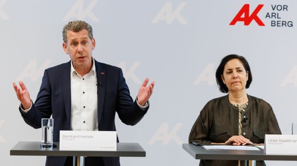 Links AK Pr&auml;sident Bernhard Heinzle, rechts AK Wohnbau-Expertin Ulrike Stadelmann bei einer Pressekonferenz