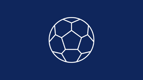 rafische Illustration eines Fu&szlig;balls im Querformat auf dunkelblauem Hintergrund. Der Ball ist minimalistisch als wei&szlig;e Liniengrafik (Outline-Design) dargestellt, welche die typischen F&uuml;nf- und Sechseck-Waben des Fu&szlig;balls zeigt.