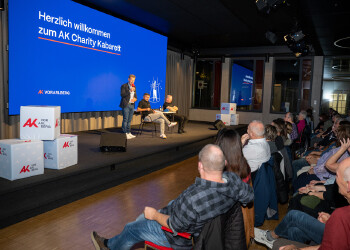 Fotos des AK Charity Kabaretts 2025. Die Fotos zeigen Gäste im Saal sowie Kabarettisten, CliniClowns und AK Präsident Bernhard Heinzle auf der Bühne.