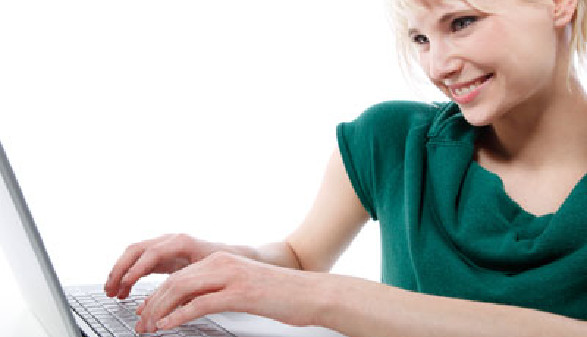 Junge Frau arbeiten am Laptop © contrastwerkstatt, Fotolia