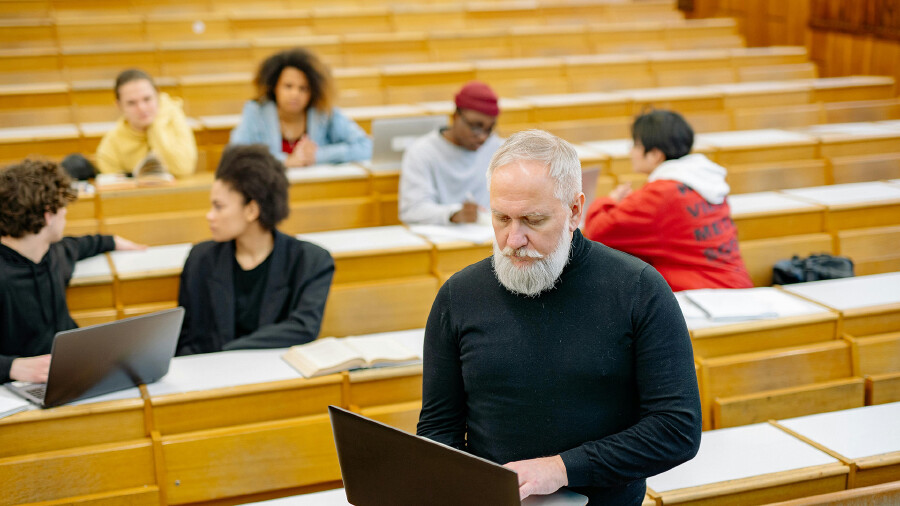 Seniorenstudien boomen: Insgesamt 5200 Frauen über 55 und Männer über 60 waren 2024 an Österreichs Unis eingeschrieben, so viele wie nie zuvor.