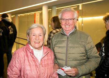 Fotos des AK Charity Kabaretts 2025. Auf den Fotos sind Gäste, Kabarettisten, CliniClowns und AK Präsident Bernhard Heinzle.