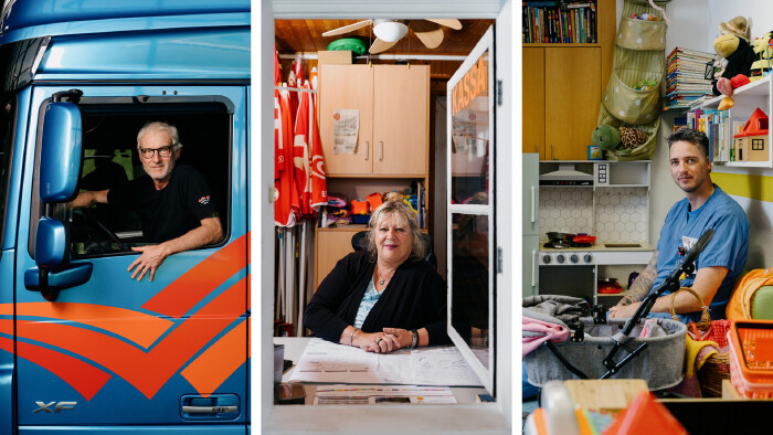 Eine Collage aus drei vertikalen Fotos, die verschiedene Personen an ihren Arbeitspl&auml;tzen zeigt:  Links: Ein Mann mit Brille blickt l&auml;chelnd aus dem ge&ouml;ffneten Fenster des F&uuml;hrerhauses eines blauen Lastkraftwagens (Lkw).  Mitte: Eine Frau sitzt an einem Schreibtisch hinter einem Kassenfenster, &uuml;ber dem das Wort &bdquo;KASSA&ldquo; steht. Im Hintergrund sind rote Sonnenschirme und Schr&auml;nke zu sehen.  Rechts: Ein Mann in blauer medizinischer Arbeitskleidung sitzt in einem bunten Raum, der wie ein Spielzimmer oder eine Kinderstation eingerichtet ist, umgeben von Spielzeug, B&uuml;chern und einem Kinderwagenaufsatz im Vordergrund.