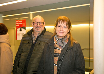 Fotos des AK Charity Kabaretts 2025. Auf den Fotos sind Gäste, Kabarettisten, CliniClowns und AK Präsident Bernhard Heinzle.