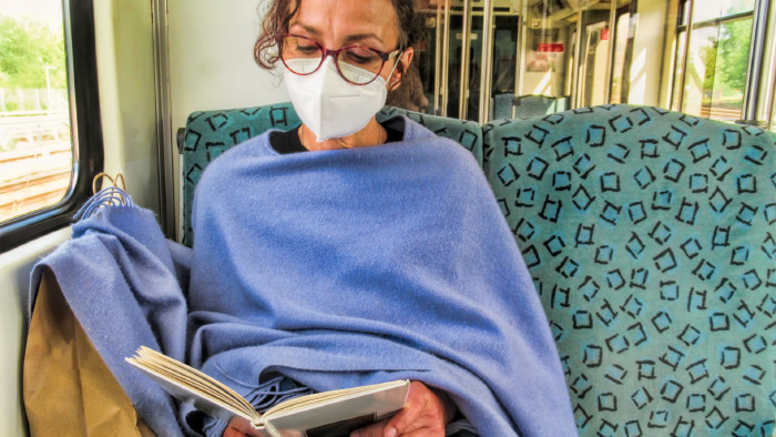 © ArTo, stock.adobe.com Frau mit Gesichtsmaske liest ein Buch © ArTo, stock.adobe.com