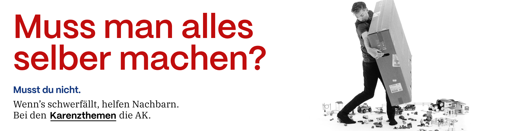 Mann balanciert ein gro&szlig;es Paket durch ein Feld aus verstreutem Kinderspielzeug. Links der Text: &bdquo;Muss man alles selber machen? Musst du nicht. Wenn&rsquo;s schwerf&auml;llt, helfen Nachbarn. Bei den Karenzthemen die AK.&ldquo;