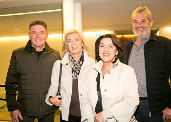 Fotos des AK Charity Kabaretts 2025. Auf den Fotos sind Gäste, Kabarettisten, CliniClowns und AK Präsident Bernhard Heinzle.