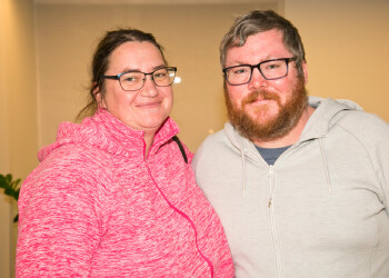 Fotos des AK Charity Kabaretts 2025. Auf den Fotos sind Gäste, Kabarettisten, CliniClowns und AK Präsident Bernhard Heinzle.