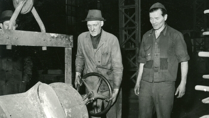 Schwarz-wei&szlig;-Bild aus dem Jahr 1951: Zwei &auml;ltere Arbeiter in einer Eisengiesserei in Wien-Hernals bei der Arbeit.