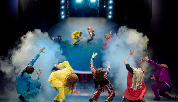 Mit dem AK Theater-Abo zahlen AK Mitglieder je nach Kategorie nur zwischen 75 und 125 Euro – für insgesamt acht Aufführungen! Und das Vorarlberger Landestheater weiß sich in Szene zu setzen: Hier ein Ausschnitt aus Amphitryon nach Heinrich von Kleist.