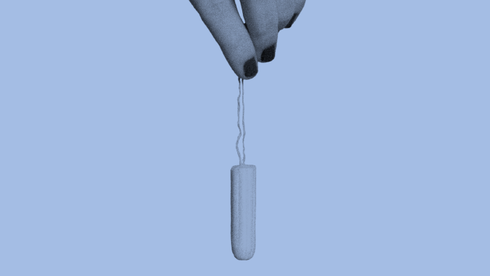 Tampon wird an Rückholschnur gehalten und baumelt