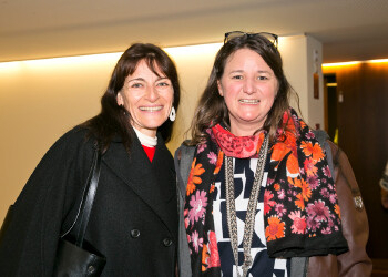 Fotos des AK Charity Kabaretts 2025. Auf den Fotos sind Gäste, Kabarettisten, CliniClowns und AK Präsident Bernhard Heinzle.