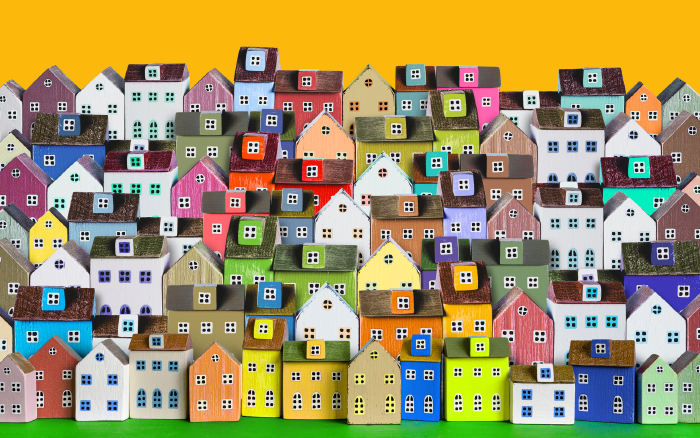   Stadthintergrund mit Reihen von bunten Holzhäusern © Adobe Stock, Soho A studio