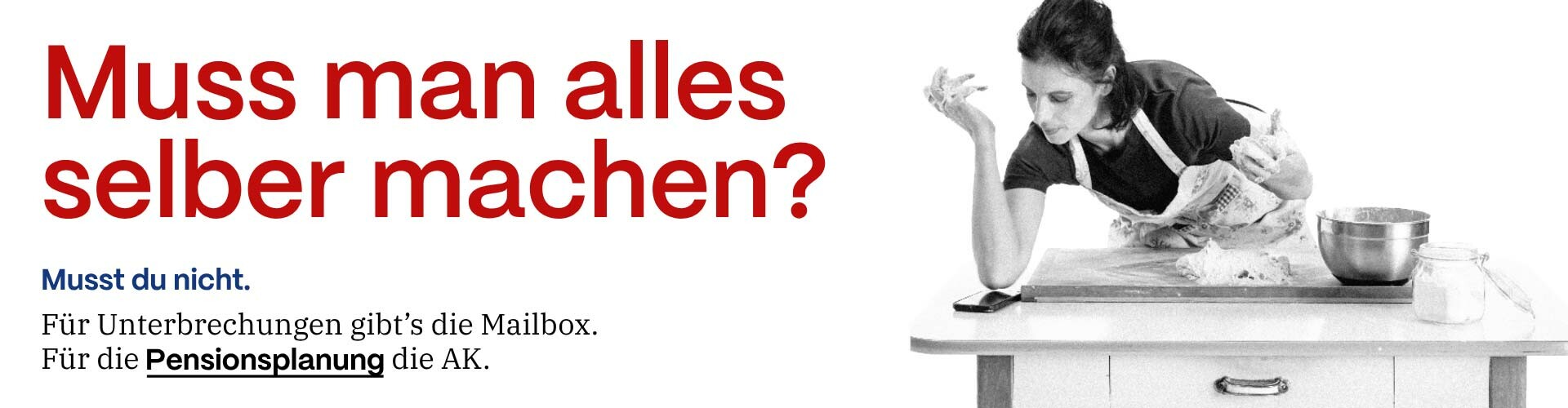 AK-Banner mit Text: &bdquo;Muss man alles selber machen? Musst du nicht.&ldquo; Rechts ein Schwarz-Wei&szlig;-Foto einer Frau, die mit teigverschmierten H&auml;nden verzweifelt versucht, ihr Smartphone mit dem Ellbogen zu bedienen.